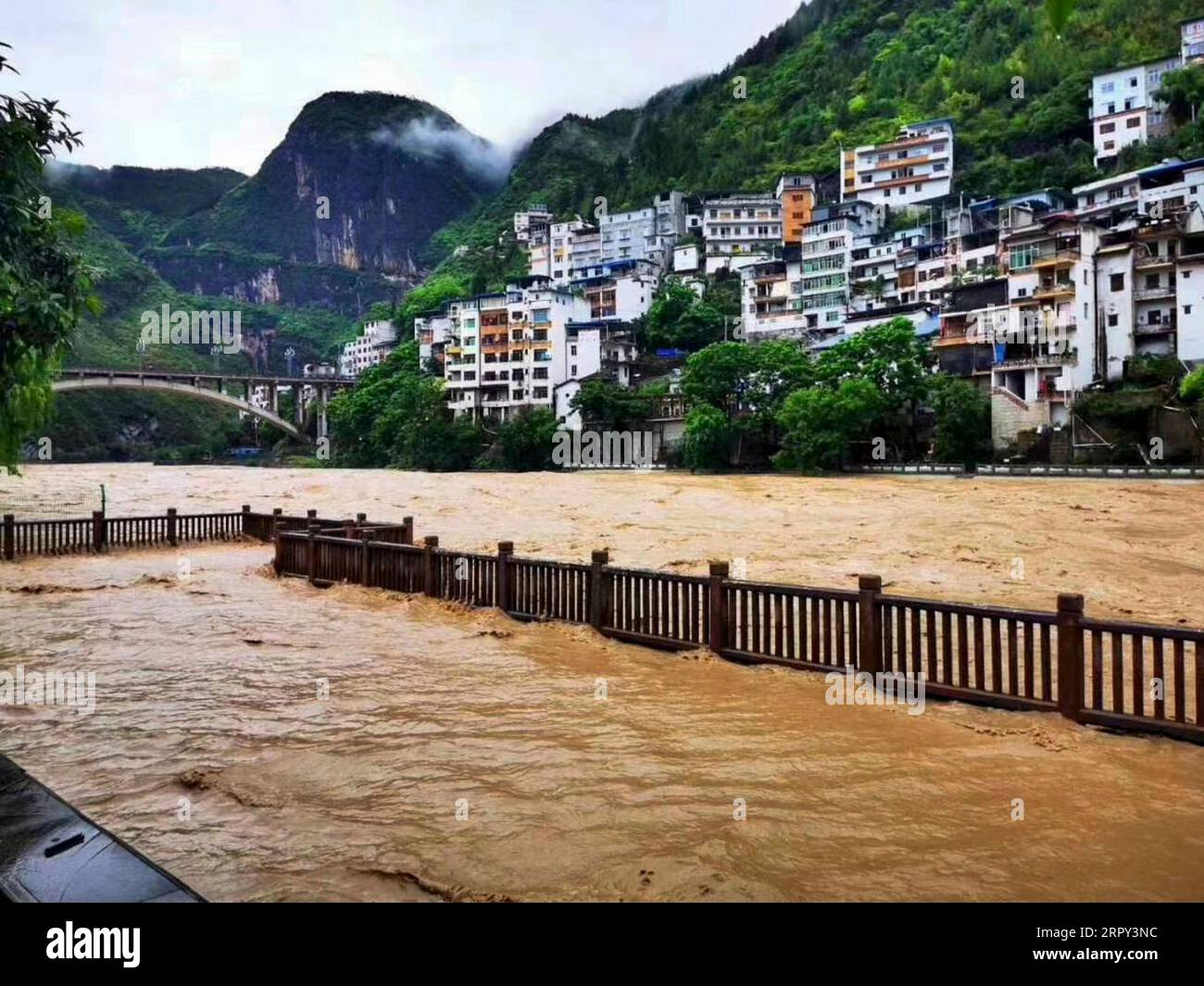 News Bilder des Tages 200612 -- CHONGQING, June 12, 2020 Xinhua -- Photo taken on June 12, 2020 shows a pavement submerged by flood water in Wuxi County, southwest China s Chongqing. Vehement rainstorms have claimed one life while four others are missing in southwest China s Chongqing Municipality, local authorities confirmed Friday. Photo by Jiang Yan/Xinhua CHINA-CHONGQING-RAINSTORM CN PUBLICATIONxNOTxINxCHN Stock Photo