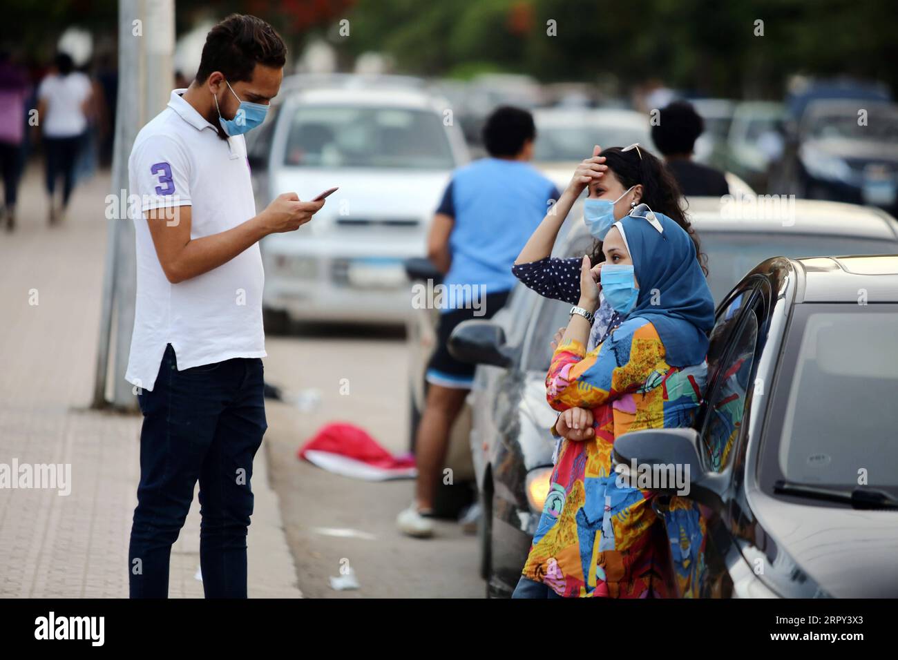 200612 -- CAIRO, June 12, 2020 Xinhua -- People wearing face masks are seen on a street in Cairo, Egypt, on June 12, 2020. Egypt witnessed on Friday a record of 1,577 single-day new COVID-19 cases, raising the total infections confirmed in the country since mid-February to 41,303, said spokesman with the Health Ministry. Xinhua/Ahmed Gomaa EGYPT-CAIRO-COVID-19-CASES PUBLICATIONxNOTxINxCHN Stock Photo