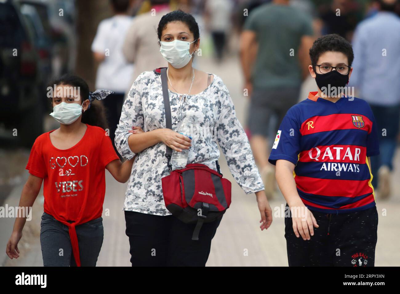 200612 -- CAIRO, June 12, 2020 Xinhua -- People wearing face masks walk on a street in Cairo, Egypt, on June 12, 2020. Egypt witnessed on Friday a record of 1,577 single-day new COVID-19 cases, raising the total infections confirmed in the country since mid-February to 41,303, said spokesman with the Health Ministry. Xinhua/Ahmed Gomaa EGYPT-CAIRO-COVID-19-CASES PUBLICATIONxNOTxINxCHN Stock Photo