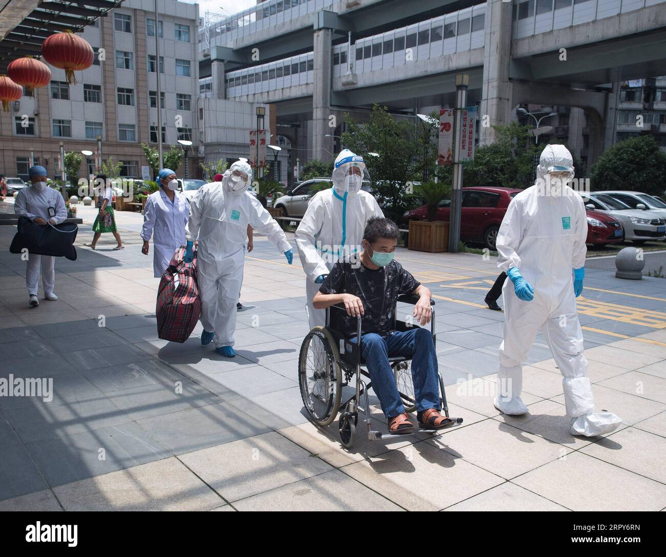 200617 -- WUHAN, June 17, 2020 -- Medical workers push Hu Dingjiang out of hospital at Wuhan Pulmonary Hospital in Wuhan, central China s Hubei Province, June 17, 2020. Hu Dingjiang, 40, a recovered COVID-19 patient, was discharged from Wuhan Pulmonary Hospital on Wednesday after receiving medical treatment and rehabilitation training for more than 100 days. He was diagnosed with the disease in early February, and was hospitalized in the ICU ward as one of the 81 severe COVID-19 cases in the hospital. The functions of his lungs recovered on April 5 with 40 days of extracorporeal membrane oxyge Stock Photo