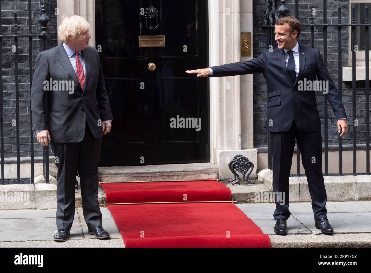 200618 -- LONDON, June 18, 2020 Xinhua -- British Prime Minister Boris Johnson L meets with French President Emmanuel Macron at 10 Downing Street in London, Britain, on June 18, 2020. Boris Johnson and Emmanuel Macron held talks Thursday at 10 Downing Street, the first meeting between heads of state in Britain since the COVID-19 pandemic started. Photo by Ray Tang/Xinhua BRITAIN-LONDON-PM-FRANCE-PRESIDENT-MEETING PUBLICATIONxNOTxINxCHN Stock Photo