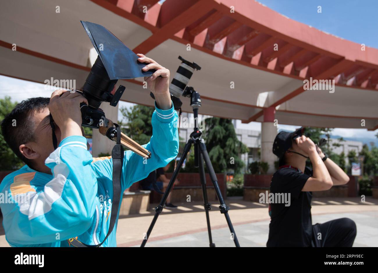 News Bilder des Tages  200621 -- BUTUO, June 21, 2020 -- Photographers take photos of the solar eclipse in Butuo County, southwest China s Sichuan Province, June 21, 2020.  CHINA-SOLAR ECLIPSECN JiangxHongjing PUBLICATIONxNOTxINxCHN Stock Photo