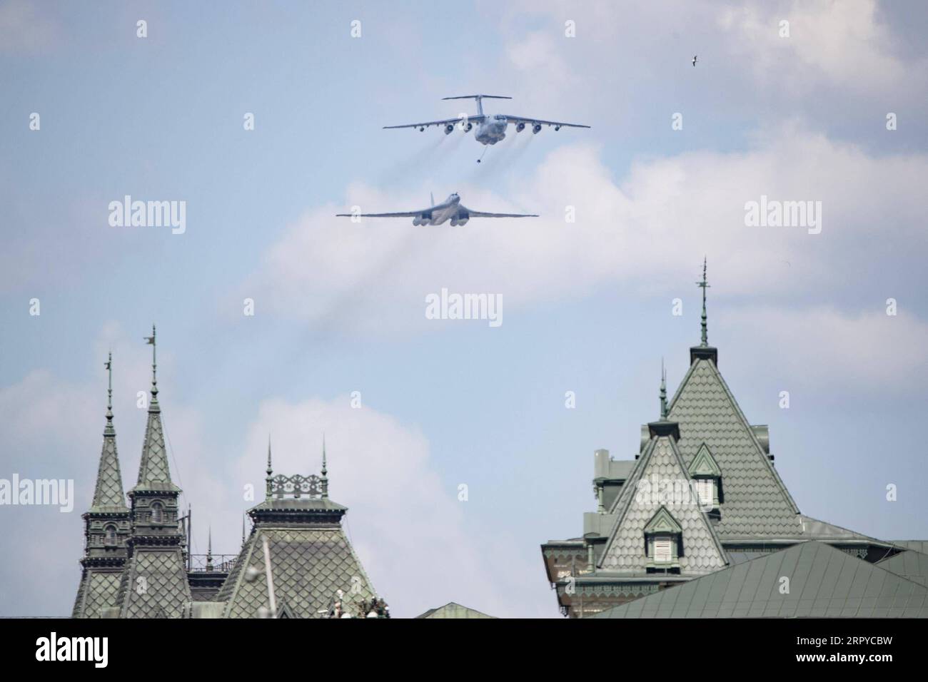 200624 -- MOSCOW, June 24, 2020 Xinhua -- An Il-78 air tanker and a Tu-160 strategic bomber fly over the Red Square during the military parade marking the 75th anniversary of the victory in the Great Patriotic War in Moscow, Russia, on June 24, 2020. Photo by Alexander Zemlianichenko Jr/Xinhua RUSSIA-MOSCOW-VICTORY DAY PARADE PUBLICATIONxNOTxINxCHN Stock Photo
