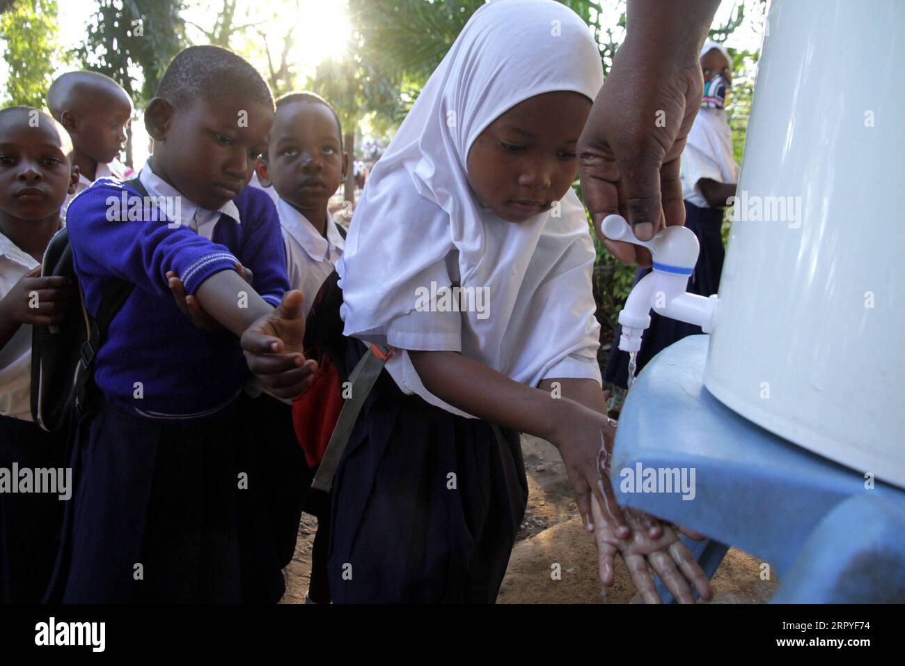 200629 -- DAR ES SALAAM, June 29, 2020 Xinhua -- Students queue up to wash their hands before entering classroom at a primary school in Dar es Salaam, Tanzania, on June 29, 2020. Primary and secondary schools in Tanzania reopened on Monday. Xinhua TANZANIA-DAR ES SALAAM-SCHOOL-REOPENING PUBLICATIONxNOTxINxCHN Stock Photo