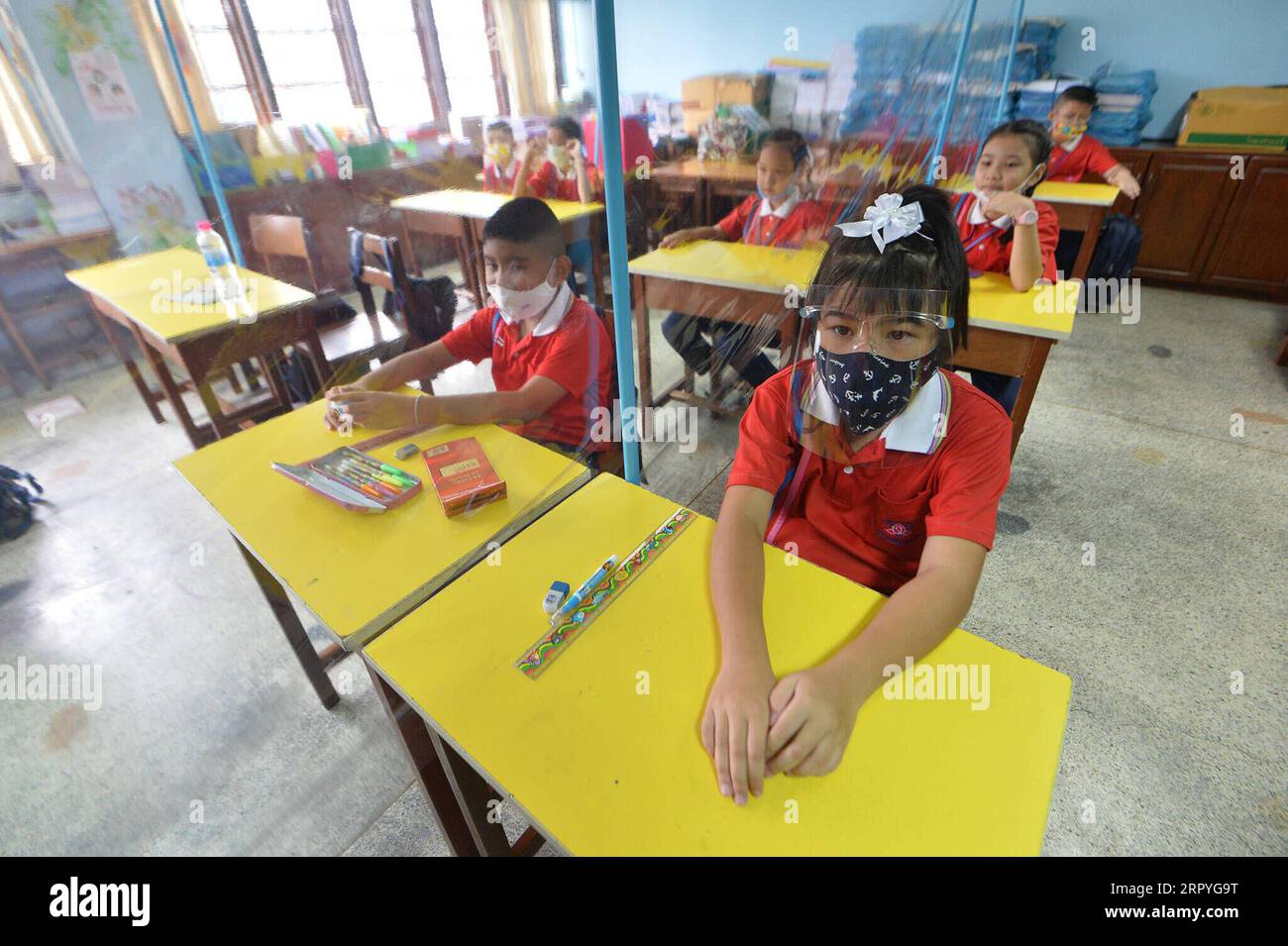 200701 -- BANGKOK, July 1, 2020 Xinhua -- Students wearing face masks take a break at a school in Bangkok, Thailand, July 1, 2020. Schools in Thailand reopened on Wednesday. Xinhua/Rachen Sageamsak THAILAND-BANGKOK-COVID-19-SCHOOL-REOPENING PUBLICATIONxNOTxINxCHN Stock Photo