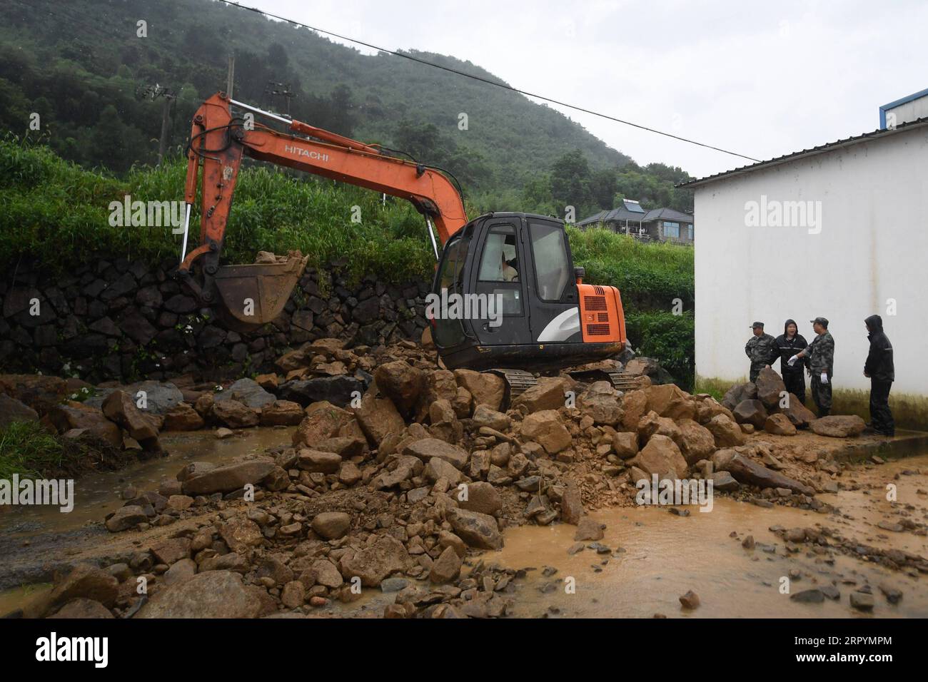 200709 -- TONGLU, July 9, 2020 -- Rescuers reinforce a dike in Tonglu County, east China s Zhejiang Province, July 8, 2020. Some areas in Tonglu have been inundated since the Xin an River Reservoir, an important flood control project in the upper reaches of the Qiantang River, started discharging floodwater on Tuesday due to heavy downpours. A total of 27,397 residents in the county have been evacuated.  CHINA-ZHEJIANG-FLOOD DISCHARGE-EVACUATION CN HuangxZongzhi PUBLICATIONxNOTxINxCHN Stock Photo