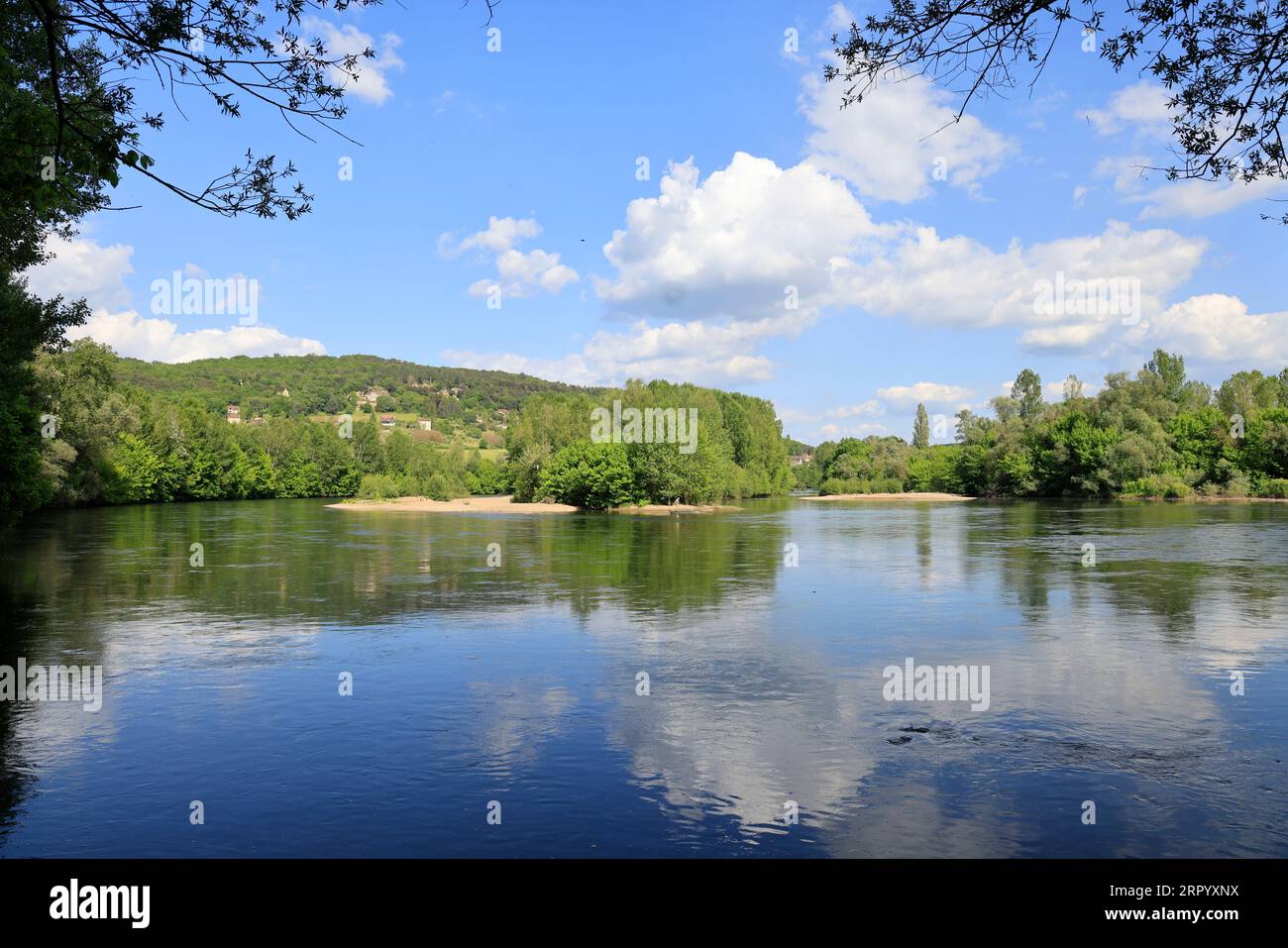 La Dordogne coule dans le Périgord noir. Rivière, eau, nature, environnement, campagne, calme et ruralité. Périgord noir, Dordogne, France, Europe Stock Photo