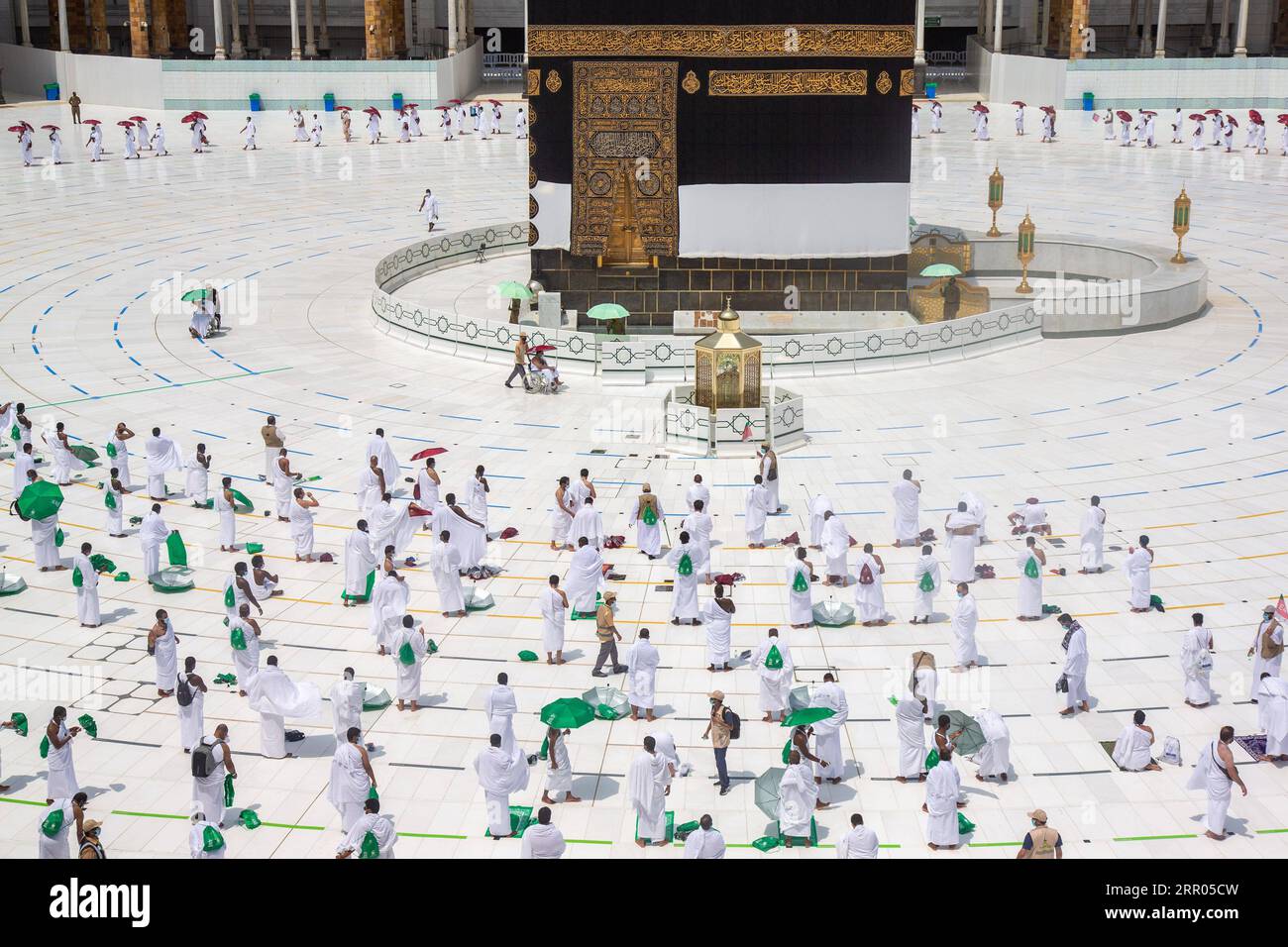 Bilder des Jahres 2020, News 07 Juli News Themen der Woche KW31 News Bilder des Tages 200729 -- MECCA, July 29, 2020 Xinhua -- Pilgrims circumambulate the sacred site Kaaba in the Grand Mosque in Mecca, Saudi Arabia on July 29, 2020. Muslim pilgrims on Wednesday embarked on the first day of their Hajj rituals in the holy city of Mecca, Saudi Arabia, according to a statement by Saudi ministry of media. The pilgrims started the major Islamic pilgrimage after finishing four days of hotel isolation in Mecca and prior to that a week-long quarantine at home, as part of the preventative measures to g Stock Photo