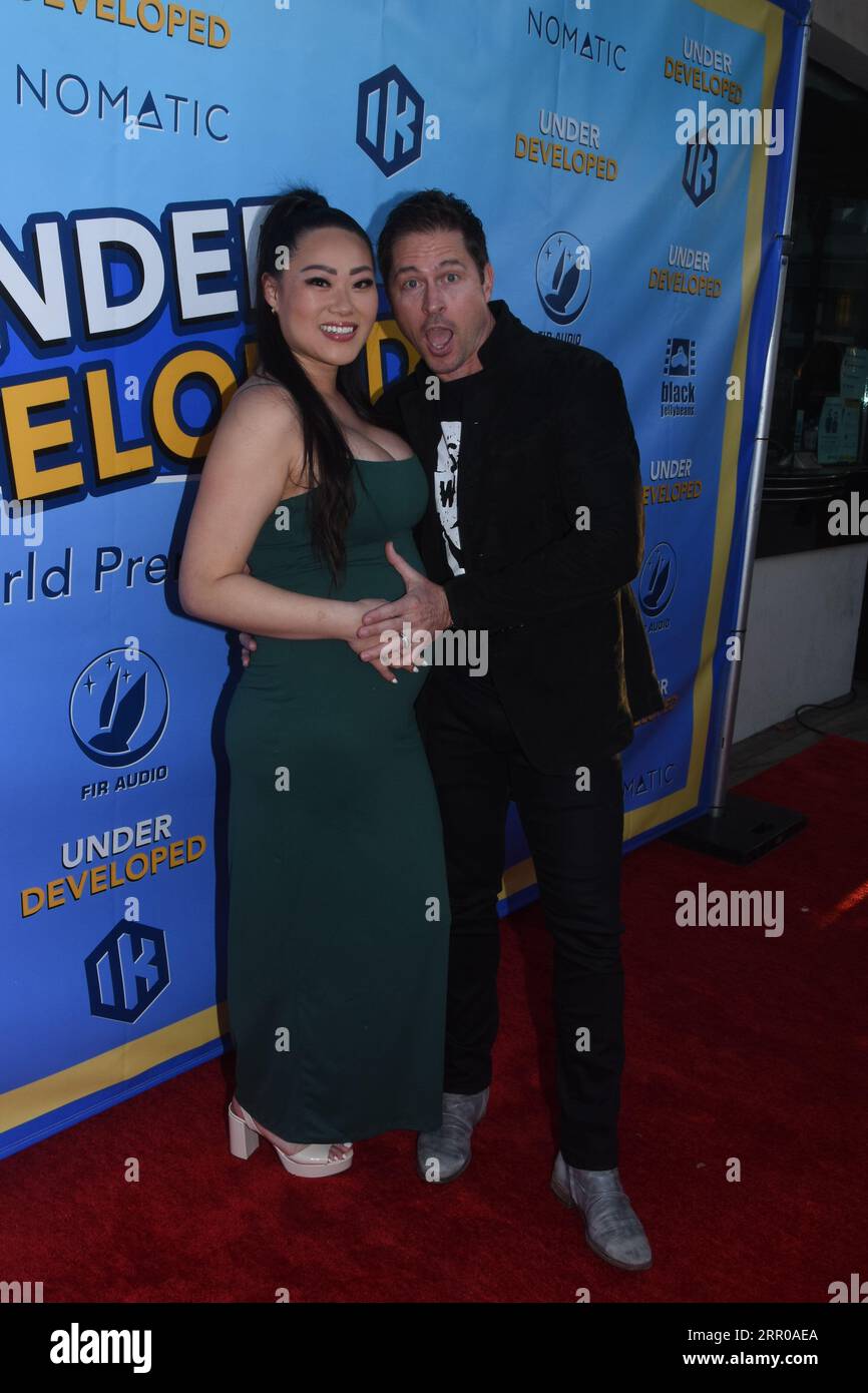 Onamning dostlari onlayn porno Missionerlik lavozimidagi qiz bilan jinsiy aloqa