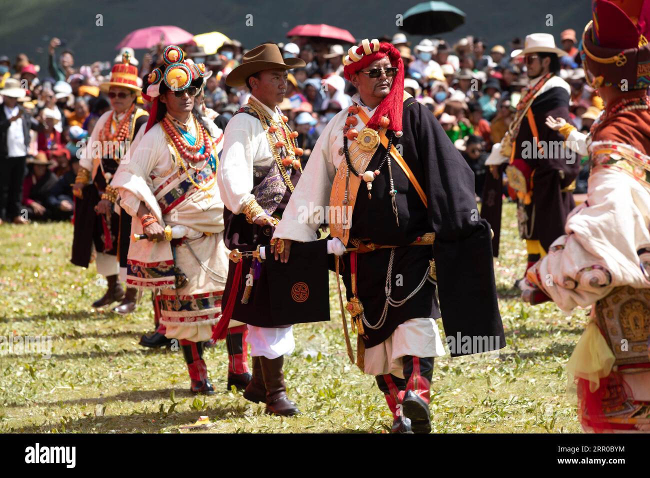 200808 -- SERTAR, Aug. 8, 2020 -- Locals take part in a Tibetan fashion show on Zhaqingtang grassland in Sertar County, southwest China s Sichuan Province, Aug. 7, 2020.  CHINA-SICHUAN-SERTAR-TIBETAN FASHION SHOW CN JiangxHongjing PUBLICATIONxNOTxINxCHN Stock Photo