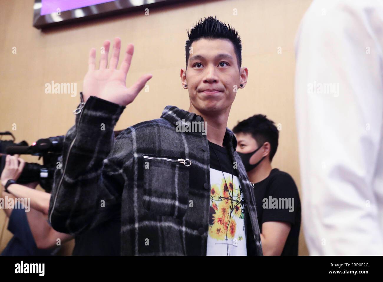 Jeremy Lin Fans 200812 -- BEIJING, Aug. 12, 2020 -- Beijing Ducks men s basketball team ...