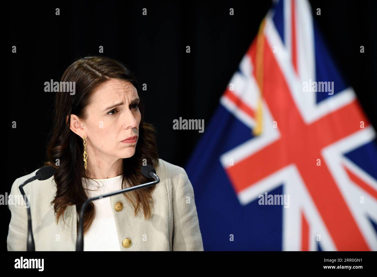 News Bilder des Tages 200814 -- WELLINGTON, Aug. 14, 2020 -- New Zealand Prime Minister Jacinda Ardern attends a press conference in Wellington, New Zealand, Aug. 14, 2020. New Zealand s largest city Auckland will remain in COVID-19 Alert Level 3 for 12 more days, with the rest of the country staying in Alert Level 2, as there are currently 36 active cases, 17 of which are linked to the recent community transmission in Auckland.  NEW ZEALAND-WELLINGTON-COVID-19-PRESS CONFERENCE GuoxLei PUBLICATIONxNOTxINxCHN Stock Photo