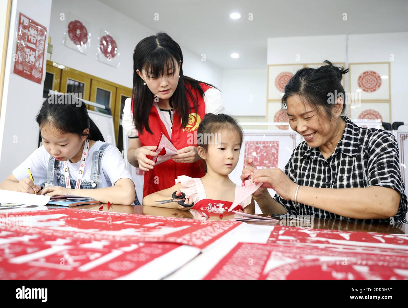 200815 -- HANGZHOU, Aug. 15, 2020 -- Children spend their summer vacation learning paper-cutting from community volunteers in Tonglu County, Hangzhou, east China s Zhejiang Province, Aug. 14, 2020. Photo by /Xinhua CHINA-SUMMER VACATION-CHILDREN-LIFE CN XuxJunyong PUBLICATIONxNOTxINxCHN Stock Photo