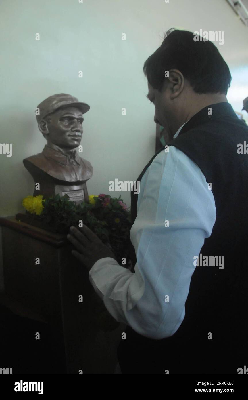 200818 -- NEW DELHI, Aug. 18, 2020 Xinhua -- File photo shows an official presenting a bouquet to the statue of Dwarkanath Kotnis in the memorial museum of Dwarkanath Kotnis in Solapur, India, Jan. 1, 2012. TO GO WITH Spotlight: How one Indian doctor and his followers cement friendship with China Xinhua/Liu Yanan INDIA-DOCTOR-CHINA-ASSISTANCE-FILE PHOTO PUBLICATIONxNOTxINxCHN Stock Photo