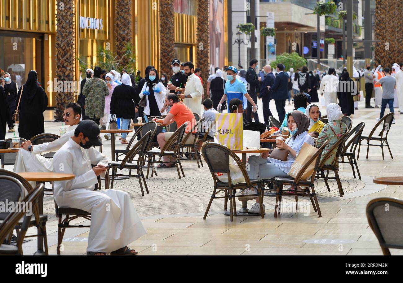 200819 -- FARWANIYA GOVERNORATE, Aug. 19, 2020  -- People sit at a cafe in a shopping mall in Farwaniya Governorate, Kuwait, Aug. 19, 2020. TO GO WITH: Feature: Life returns back as Kuwait enters 4th stage of restoring normal life Photo by Asad/ KUWAIT-FARWANIYA GOVERNORATE-COVID-19-CAFE-RESUMPTION Xinhua PUBLICATIONxNOTxINxCHN Stock Photo