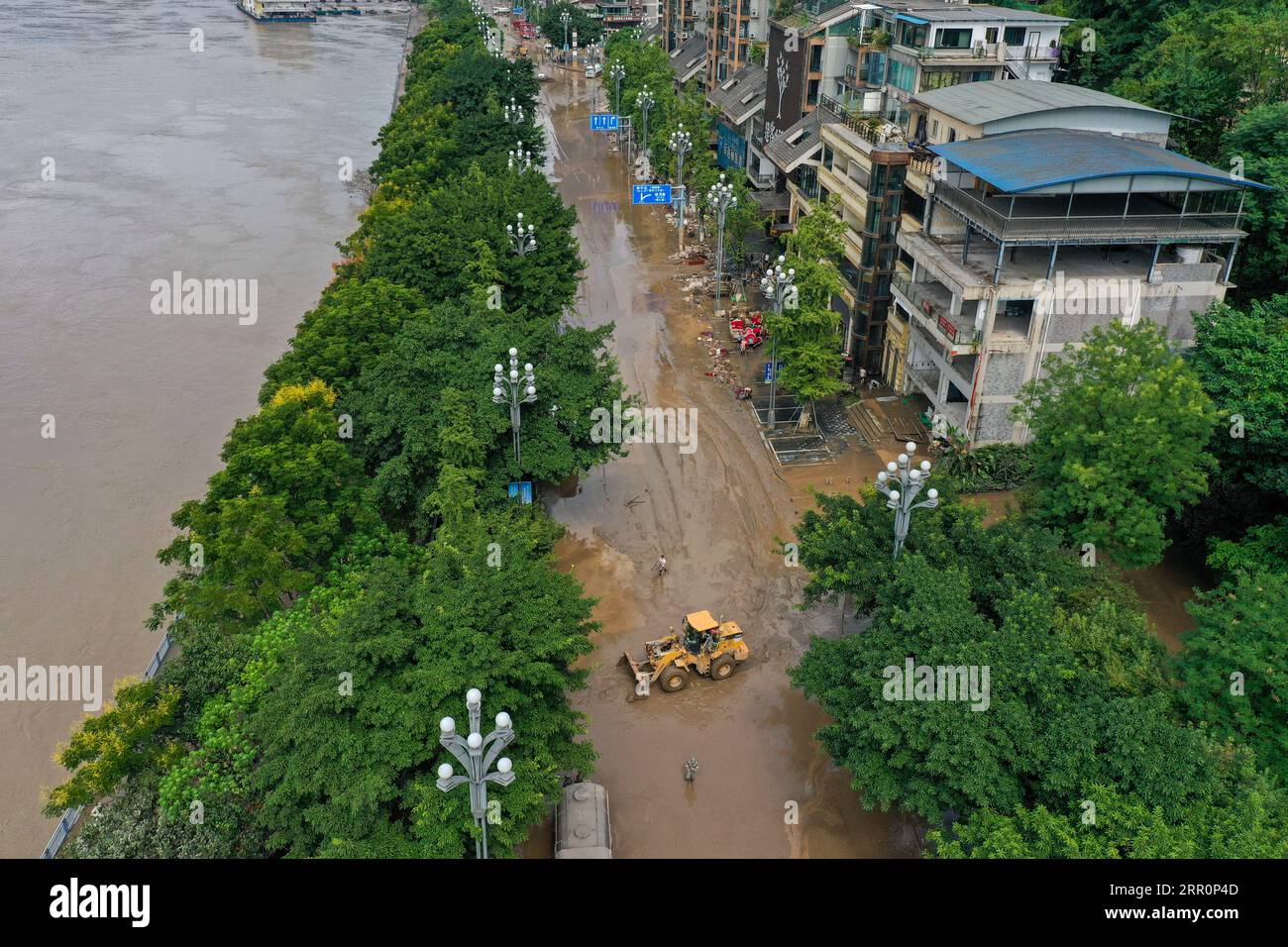 200822 -- CHONGQING, Aug. 22, 2020 -- Aerial photo taken on Aug. 22, 2020 shows people cleaning out a road in southwest China s Chongqing Municipality. Floodwater in southwest China s Chongqing Municipality started receding as the water level at the Cuntan hydrologic station fell below the alarm level of 180.5 meters at 8 a.m. Saturday. Disaster relief and production resumption are underway.  CHINA-CHONGQING-FLOOD CN LiuxChan PUBLICATIONxNOTxINxCHN Stock Photo