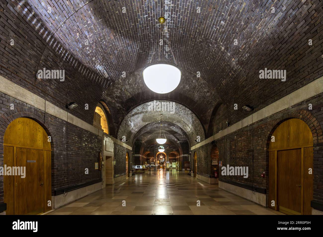 The beautiful brickwork and vaulted ceilings of Lutyens’ Crypt, Liverpool Metropolitan Cathedral, Merseyside, UK Stock Photo