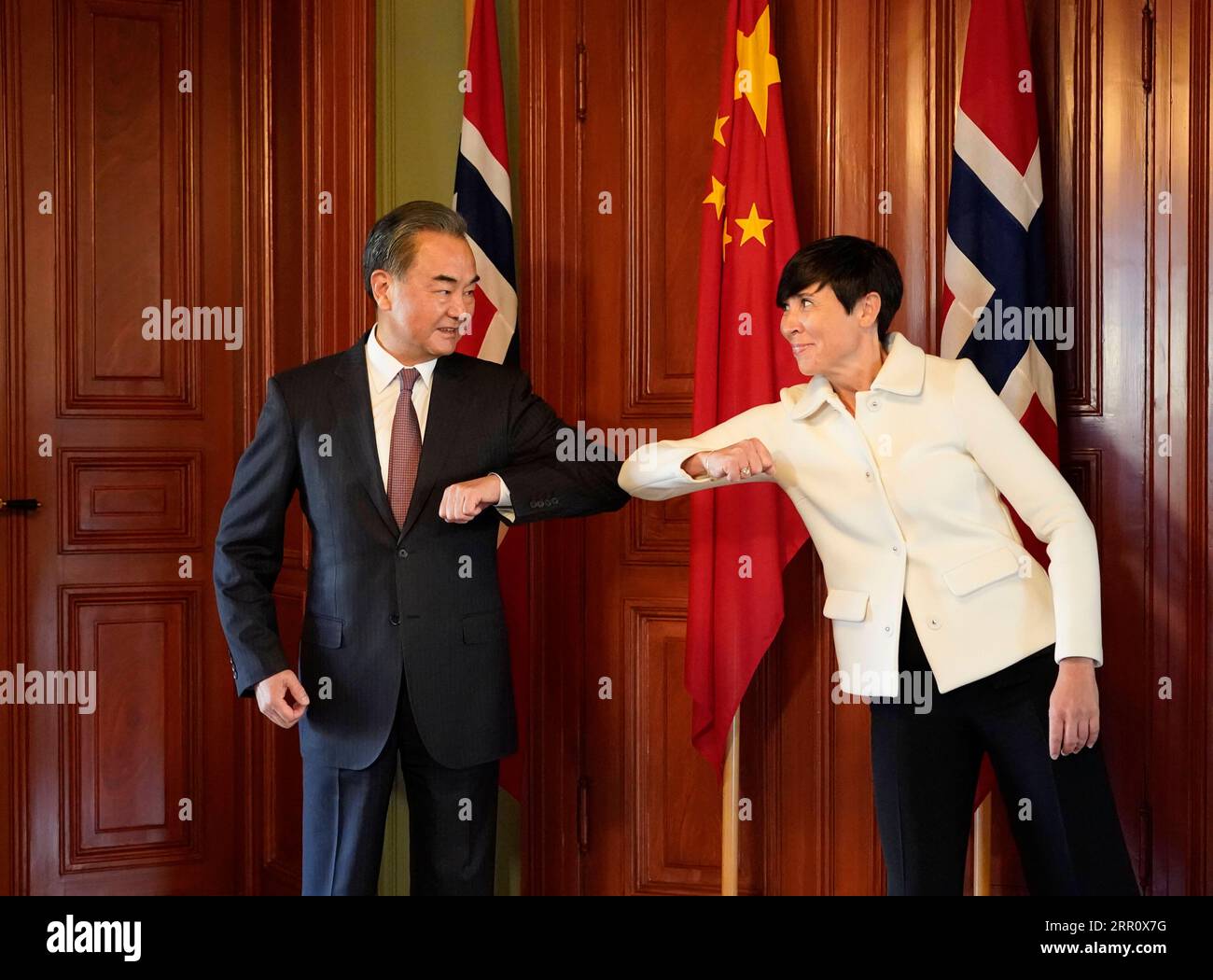 200828 -- OSLO, Aug. 28, 2020  -- Chinese State Councilor and Foreign Minister Wang Yi L touches elbows with Norwegian Foreign Minister Ine Eriksen Soreide ahead of their talks in Oslo, Norway, Aug. 27, 2020. NTB/Handout via  NORWAY-OSLO-CHINA-FM-WANG YI-VISIT xinhua PUBLICATIONxNOTxINxCHN Stock Photo