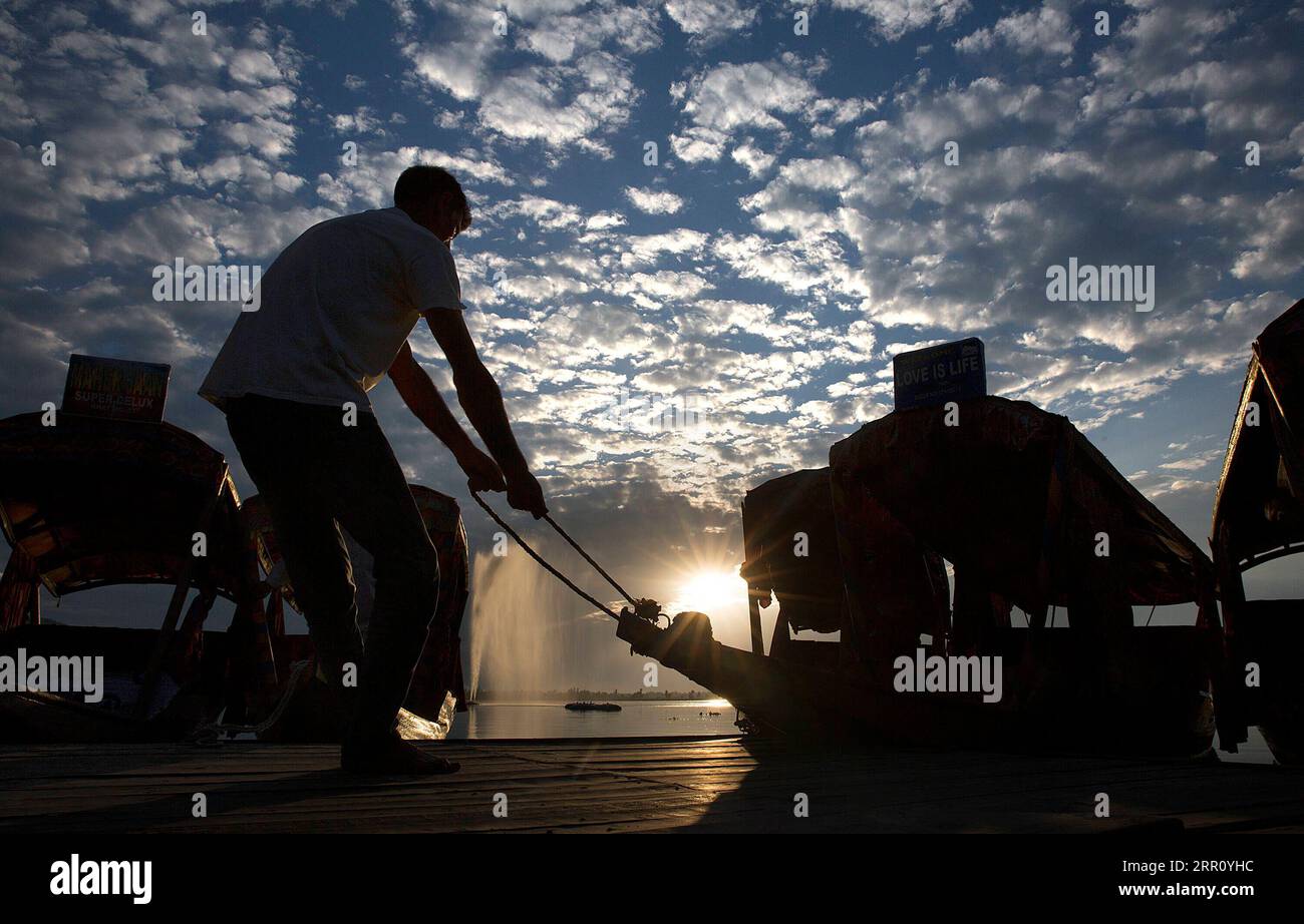 Pulling the boat ashore hi-res stock photography and images - Alamy