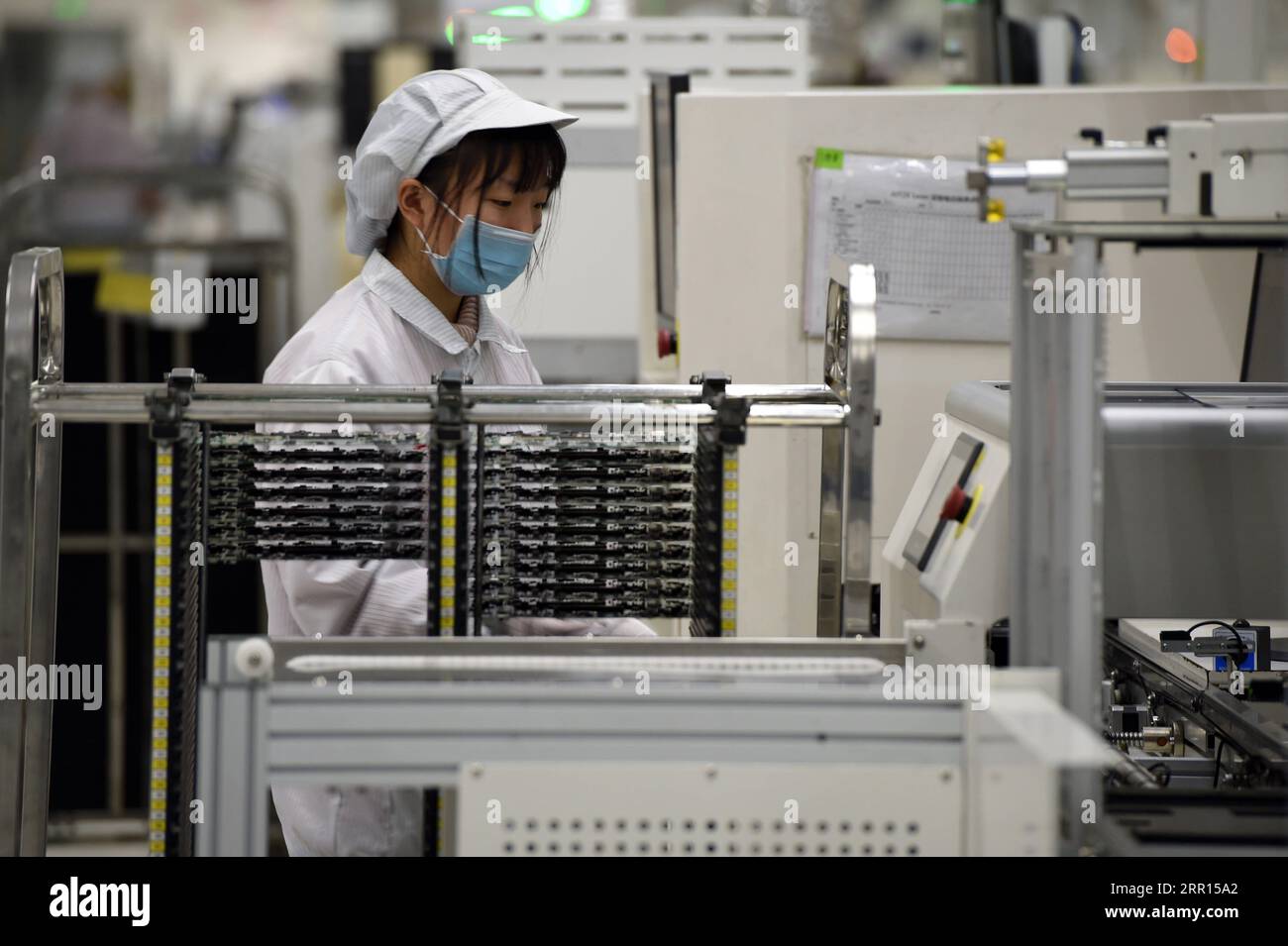200905 HEFEI, Sept. 5, 2020 A worker works on the production line at LCFC Hefei