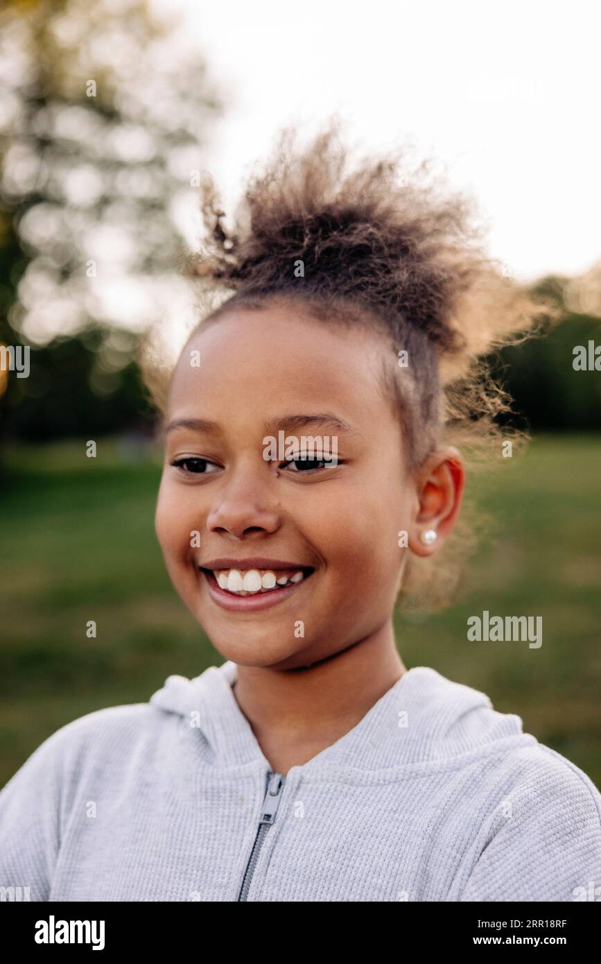 Smiling happy children hi-res stock photography and images - Alamy