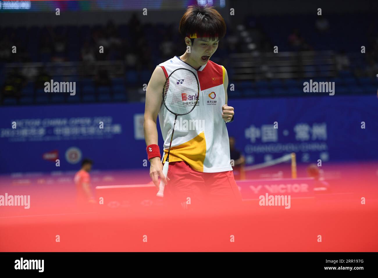 Chinese badminton player Wang Zhiyi defeats Singaporean badminton