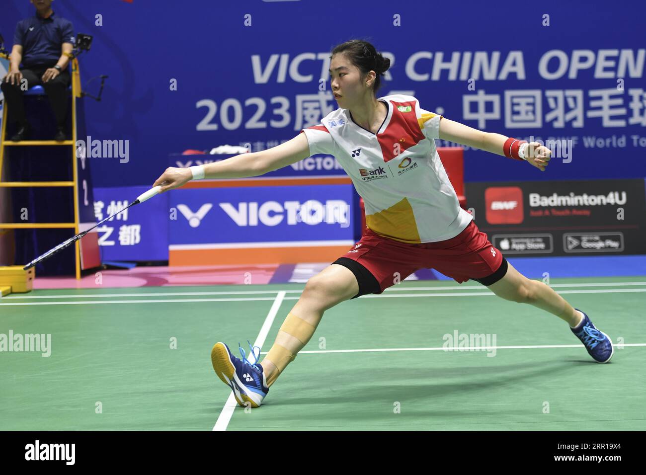 Chinese badminton player Gao Fangjie defeats Japanese badminton player
