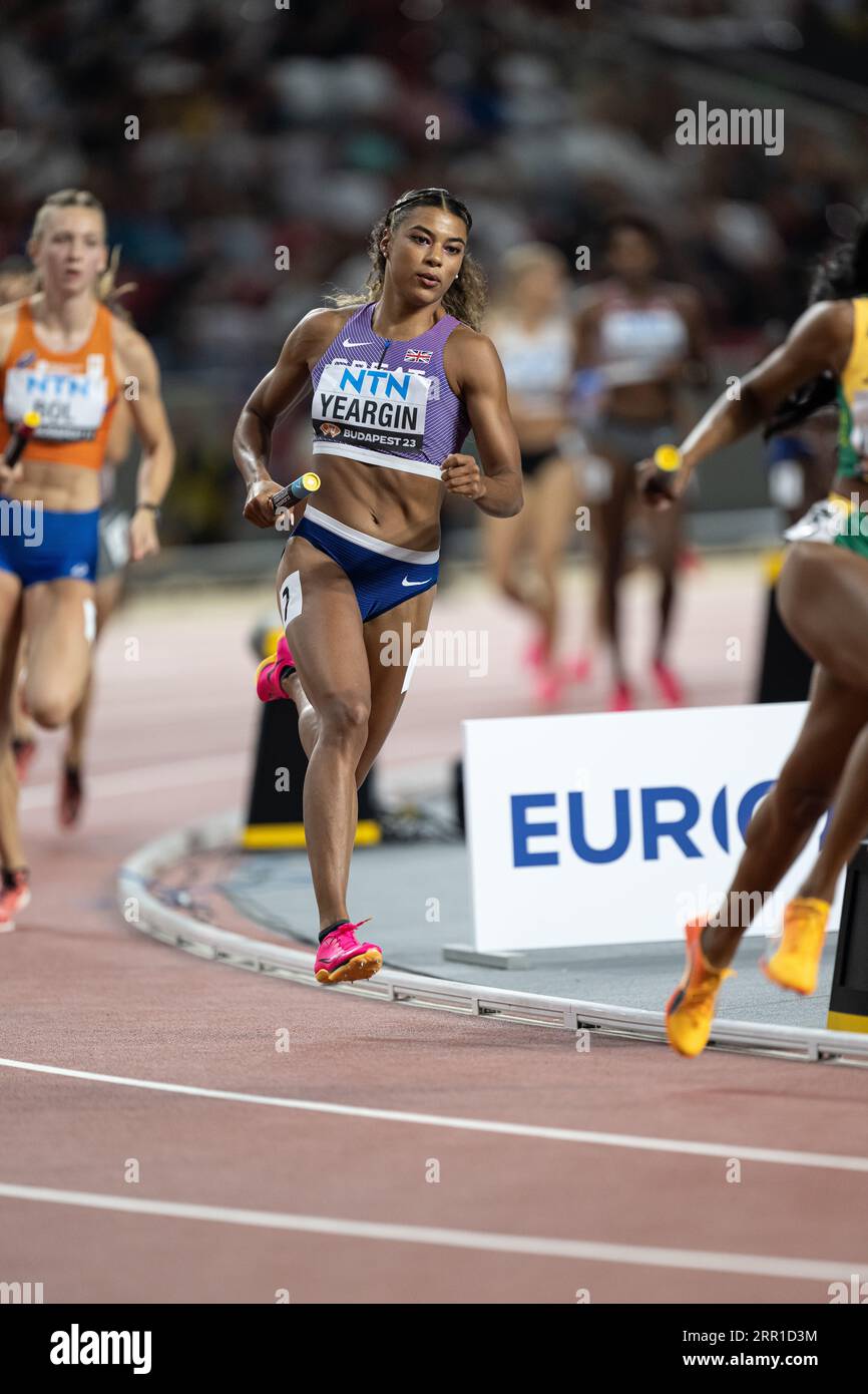 Nicole Yeargin participating in the 400 meters relay at the World