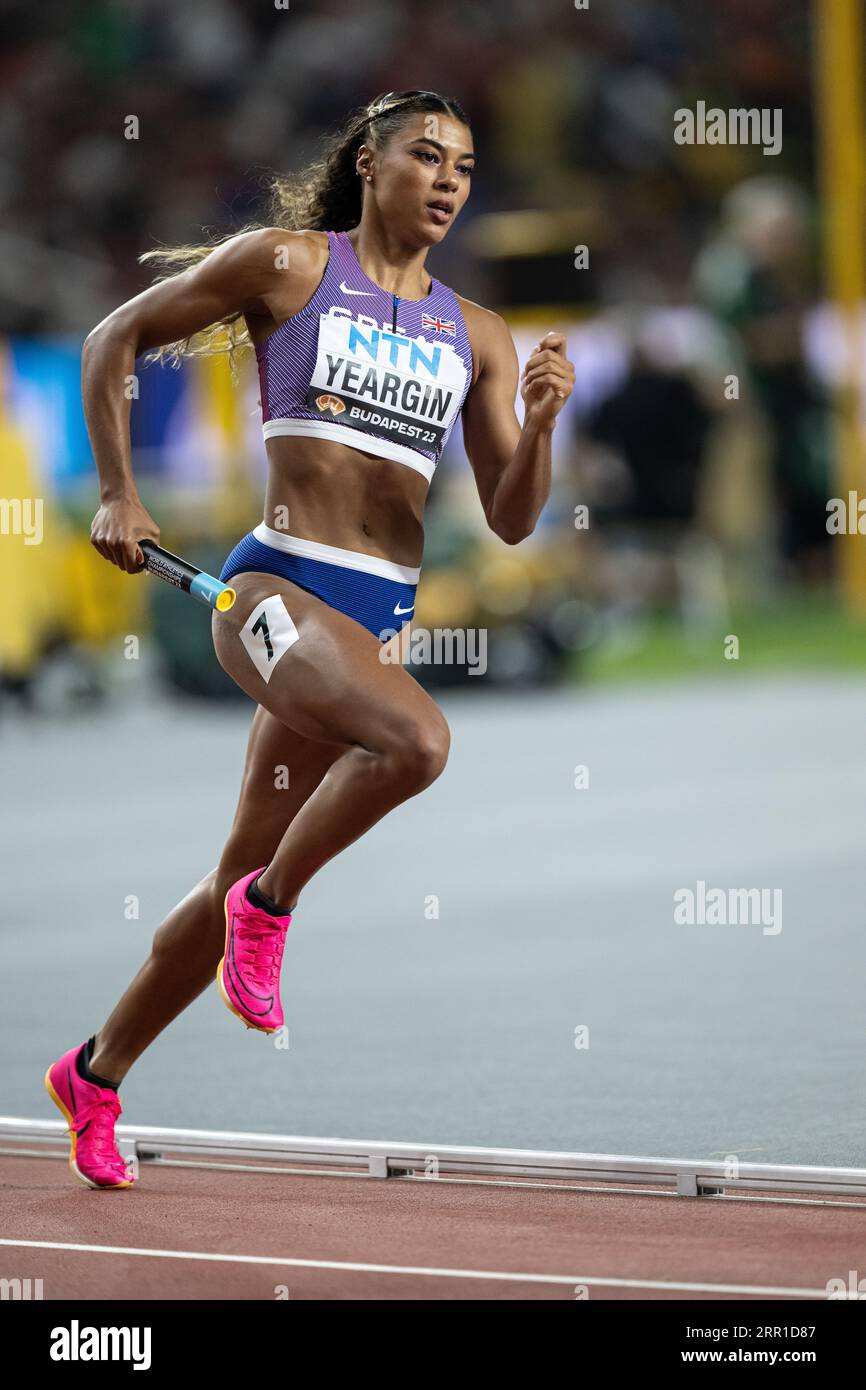 Nicole Yeargin participating in the 400 meters relay at the World
