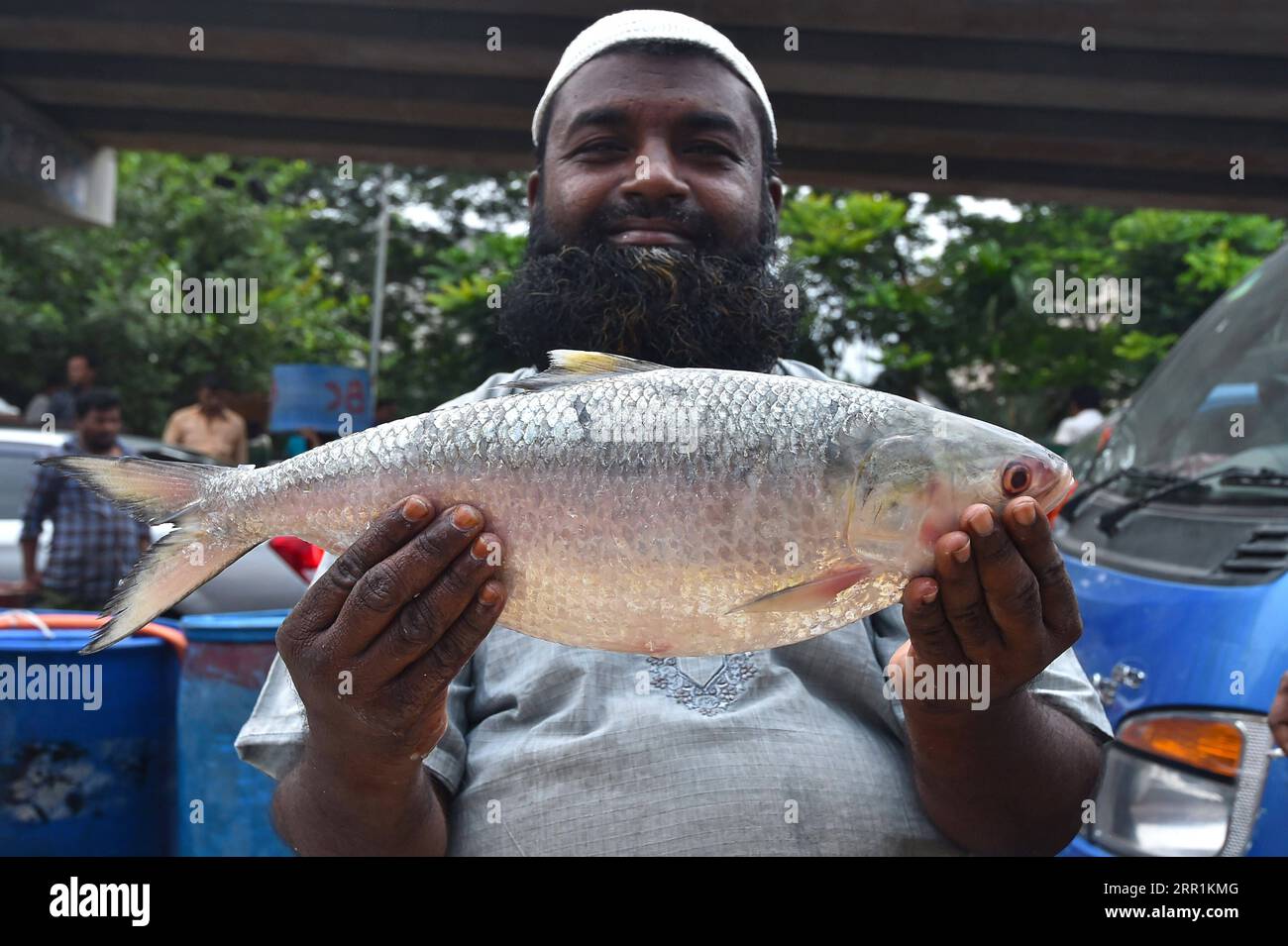 200920 DHAKA, Sept. 20, 2020 A vendor displays a hilsa fish at a