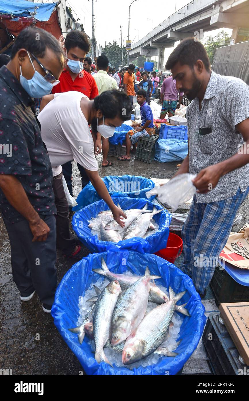 200920 DHAKA, Sept. 20, 2020 People select hilsa fish at a market
