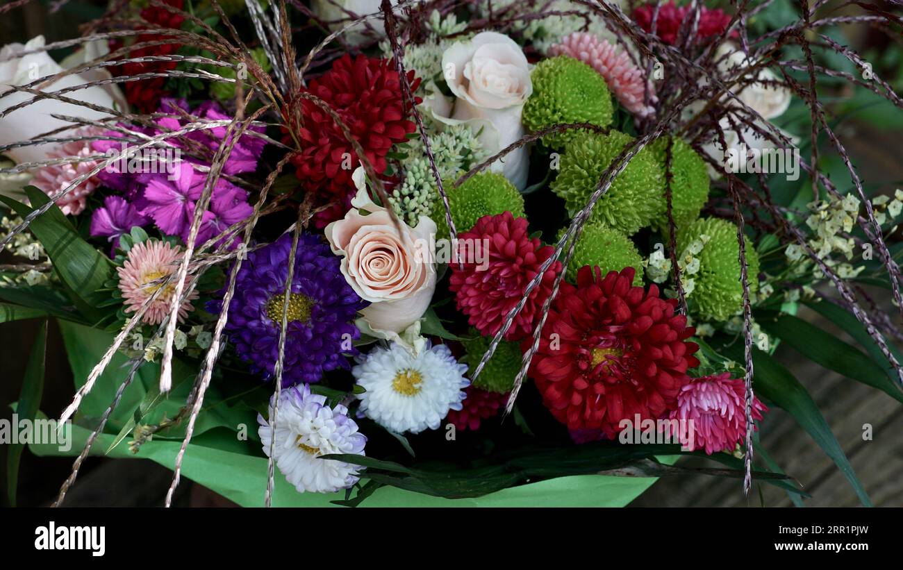 Paper flower bouquet hi-res stock photography and images - Alamy