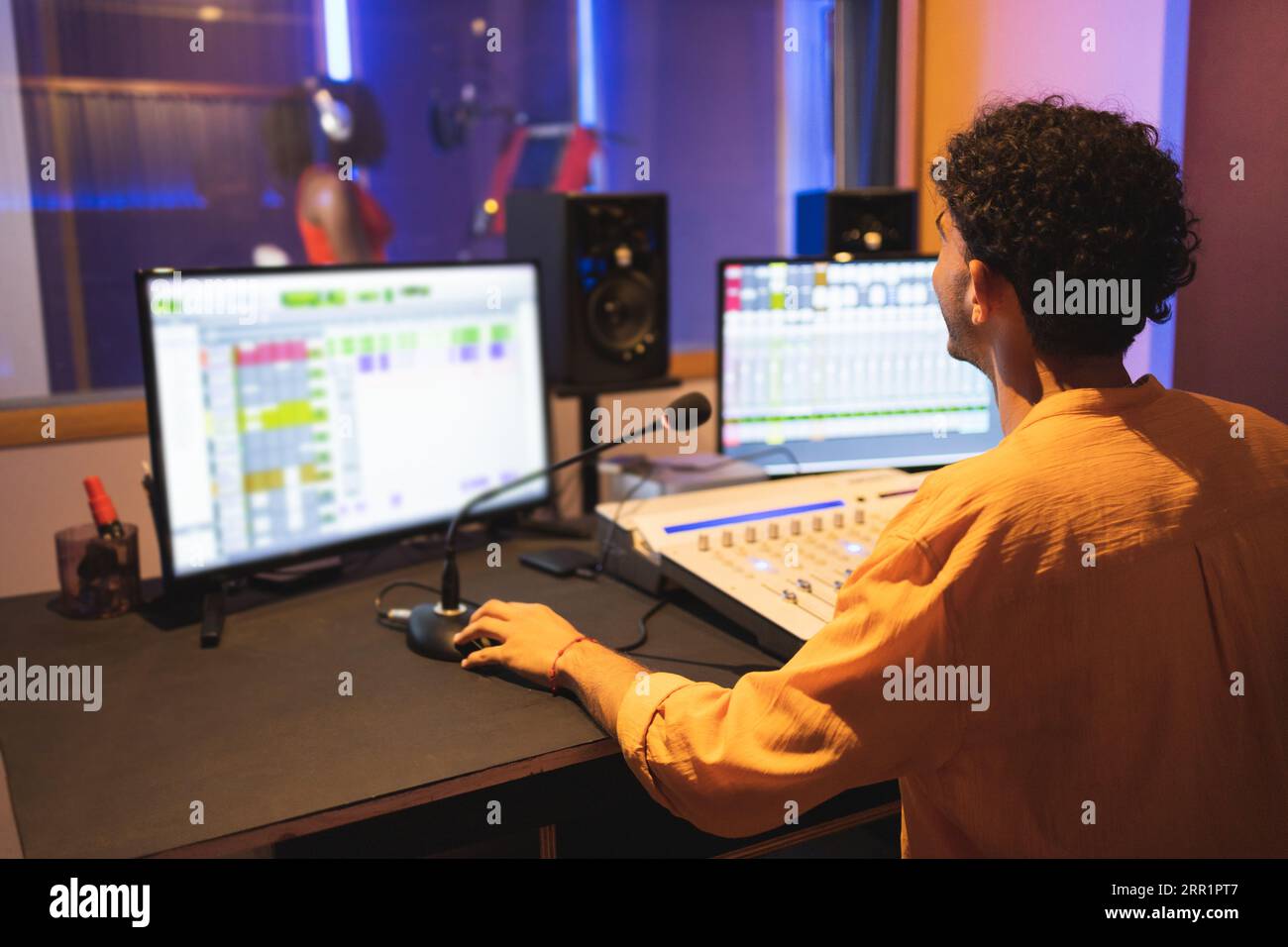 Vocal computer hi-res stock photography and images - Alamy
