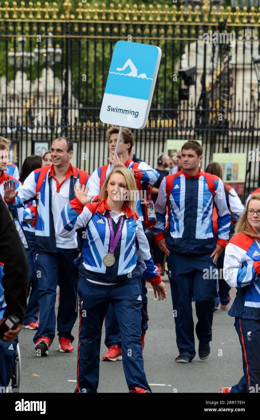 Charlotte Henshaw and swimmers group of Team GB Olympians leaving Buckingham Palace after the victory parade. London 2012 Olympics. Swimming sign Stock Photo