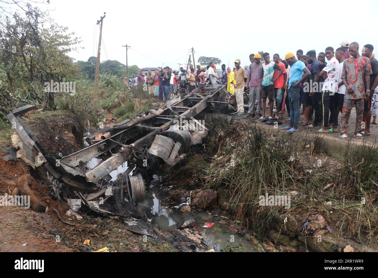 200925 LAGOS, Sept. 25, 2020 People look at the wreck of a burnt