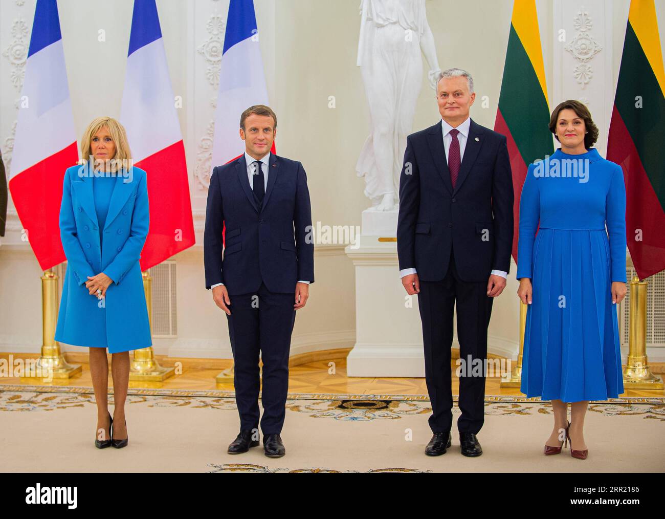 200928 -- VILNIUS, Sept. 28, 2020 -- Lithuanian President Gitanas Nauseda 2nd R and his wife Diana Nausediene 1st R welcome visiting French President Emmanuel Macron 2nd L and his wife Brigitte Macron in Vilnius, Lithuania, on Sept. 28, 2020. Lithuania has made huge progress in the two decades since the last official visit by Jacques Chirac in 2001, visiting French President Emmanuel Macron said here on Monday, referring to one of his predecessors. Photo by /Xinhua LITHUANIA-VILNIUS-FRANCE-PRESIDENT-VISIT AlfredasxPliadis PUBLICATIONxNOTxINxCHN Stock Photo