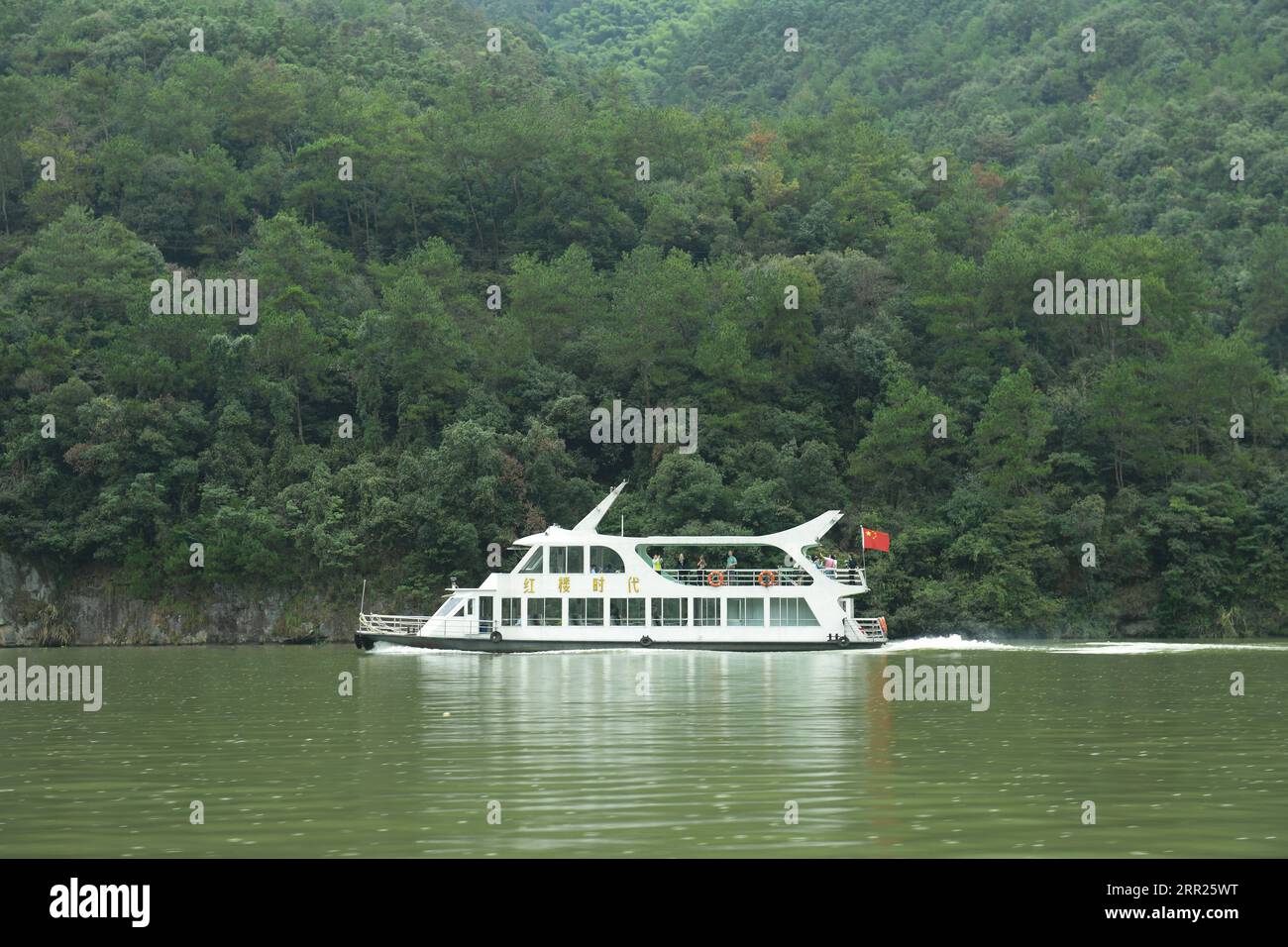 201003 -- HANGZHOU, Oct. 3, 2020 -- Tourists take a cruise boat for sightseeing in Fuchun River in Tonglu County, east China s Zhejiang Province, Sept. 29, 2020. The Hangzhou-Huangshan high-speed railway, linking Hangzhou, capital of east China s Zhejiang Province which is famous for the West Lake, and Huangshan, a tourist resort well-known for the Huangshan Mountain in east China s Anhui Province, was officially put into operation on Dec. 25, 2018.  CHINA-ZHEJIANG-HIGH-SPEED RAILWAY-TOURISM CN WengxXinyang PUBLICATIONxNOTxINxCHN Stock Photo