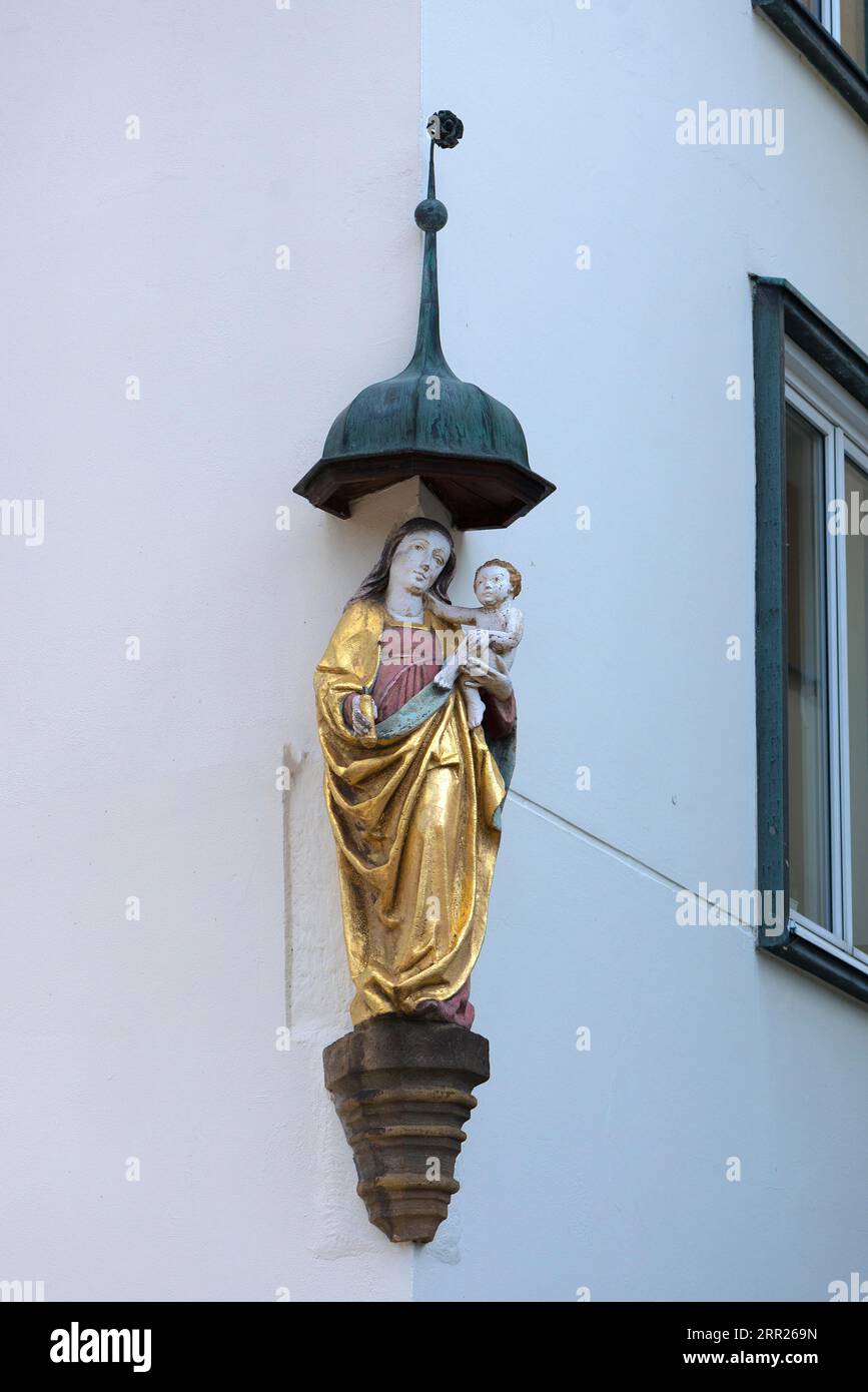 House saint, Madonna figure, Bergauer Platz 16, Nuremberg, Middle Franconia, Bavaria, Germany Stock Photo