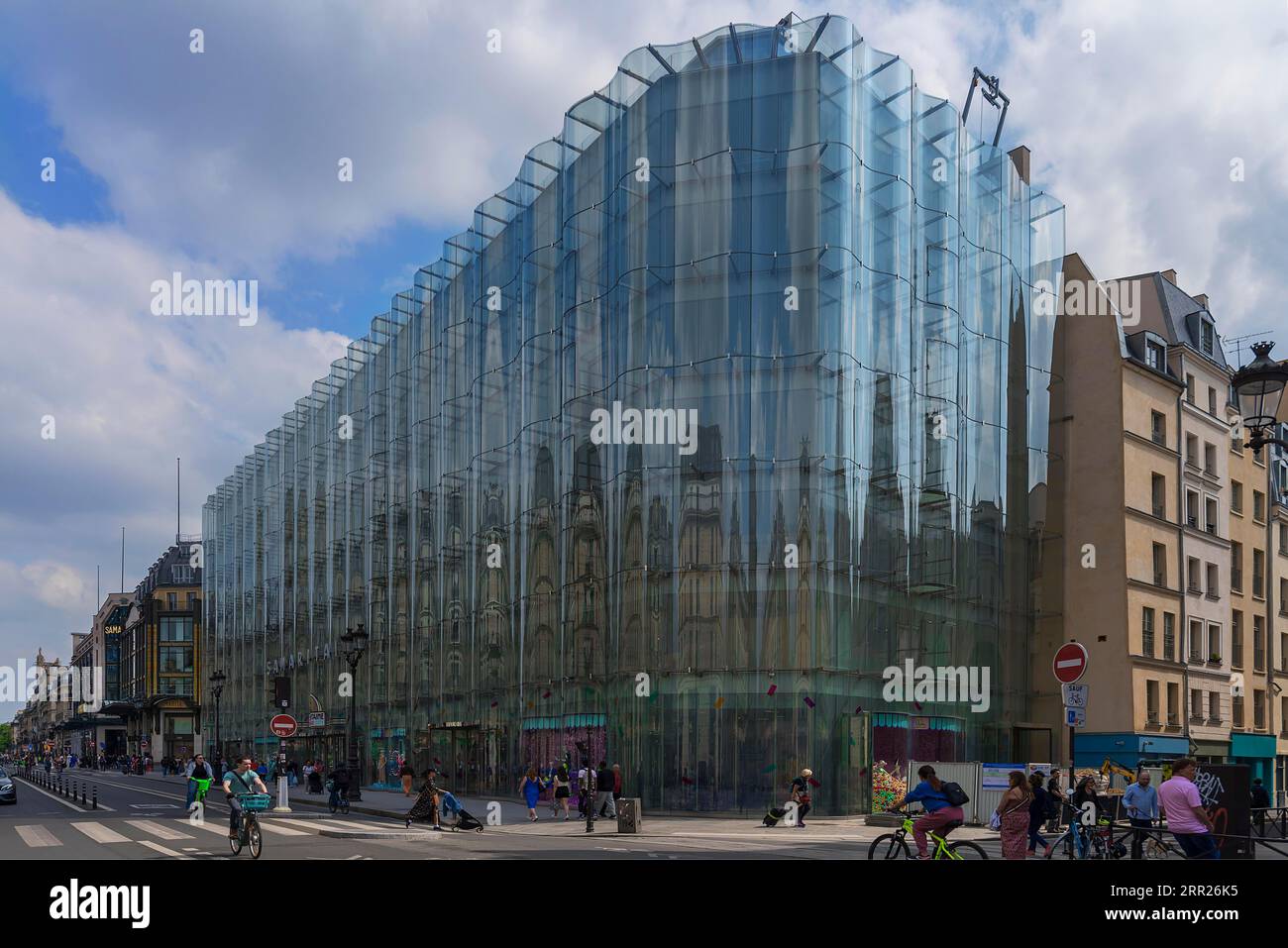 Glass facade of the exclusive department stores' La Samaritaine, Paris ...