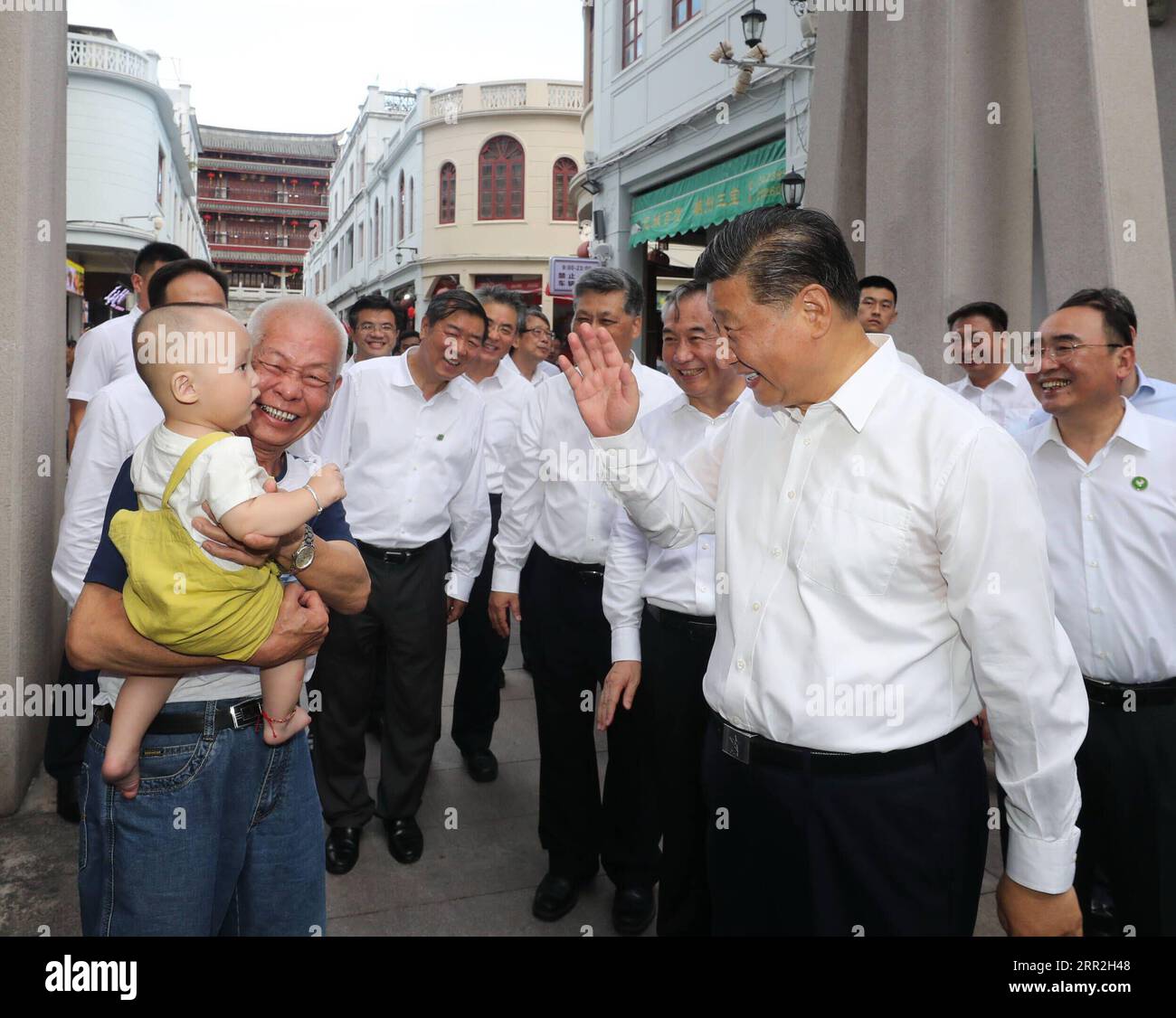 News Themen der Woche KW42 201012 -- CHAOZHOU, Oct. 12, 2020 -- Chinese President Xi Jinping, also general secretary of the Communist Party of China Central Committee and chairman of the Central Military Commission, speaks with people while visiting a street lined with ancient memorial archways in Chaozhou, south China s Guangdong Province, Oct. 12, 2020. Xi on Monday arrived in Guangdong to begin an inspection tour of the province.  CHINA-GUANGDONG-XI JINPING-INSPECTION CN WangxYe PUBLICATIONxNOTxINxCHN Stock Photo