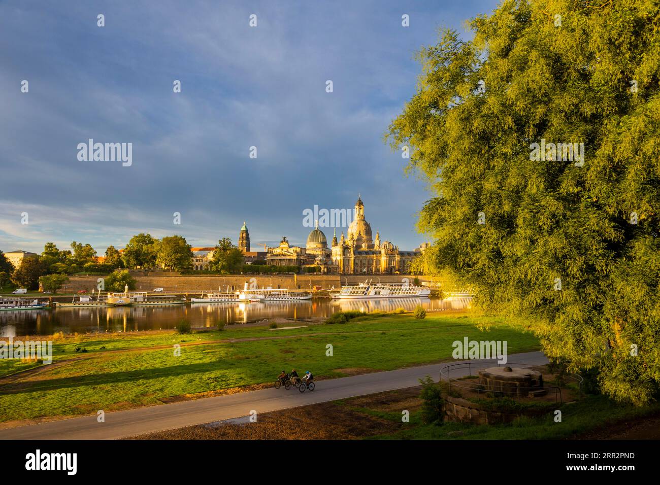 Old town silhouette hi-res stock photography and images - Alamy
