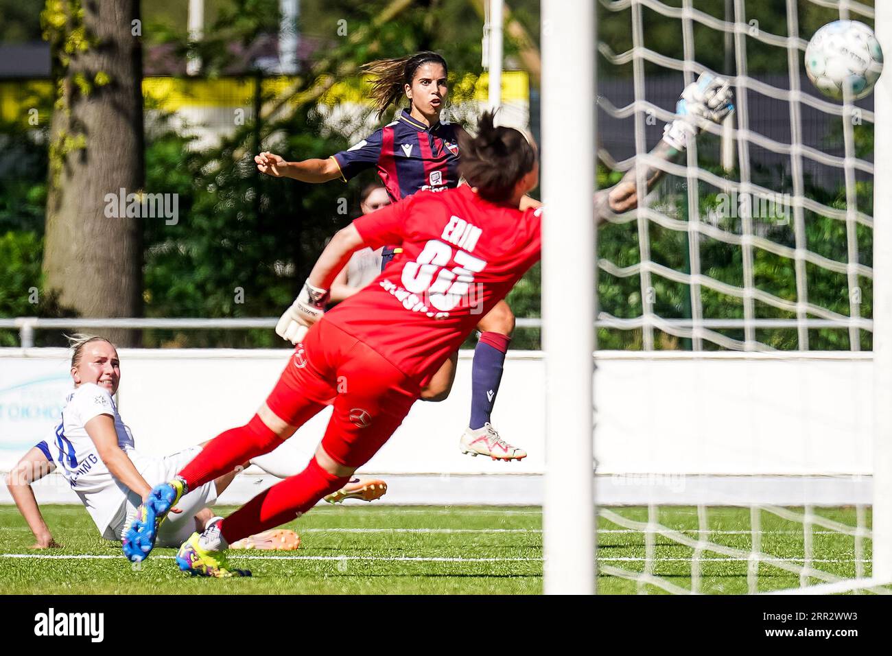 Enschede, Netherlands. 06th Sep, 2023. ENSCHEDE, NETHERLANDS - SEPTEMBER 6: Alba Maria Redondo Ferrer of Levante UD scores her team's third goal past Goalkeeper Erin McLeod of Stjarnan while Betsy Hassett of Stjarnan tries to block during the UEFA Women's Champions League LP Group 1 Semi Final match between Levante UD and Stjarnan at the Sportpark Schreurserve on September 6, 2023 in Enschede, Netherlands (Photo by Rene Nijhuis/BSR Agency) Credit: BSR Agency/Alamy Live News Stock Photo