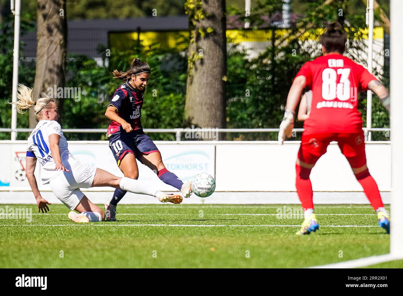 Enschede, Netherlands. 06th Sep, 2023. ENSCHEDE, NETHERLANDS - SEPTEMBER 6: Alba Maria Redondo Ferrer of Levante UD scores her team's third goal past Goalkeeper Erin McLeod of Stjarnan while Betsy Hassett of Stjarnan tries to block during the UEFA Women's Champions League LP Group 1 Semi Final match between Levante UD and Stjarnan at the Sportpark Schreurserve on September 6, 2023 in Enschede, Netherlands (Photo by Rene Nijhuis/BSR Agency) Credit: BSR Agency/Alamy Live News Stock Photo