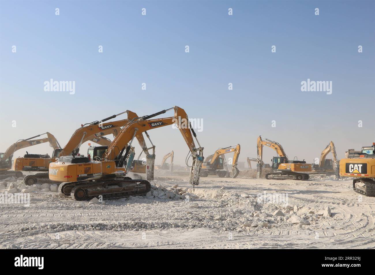 201020 -- JAHRA GOVERNORATE, Oct. 20, 2020 -- Construction machines work at the construction site of a project of China Gezhouba Group Corporation CGGC in desert of Jahra Governorate, Kuwait, Oct. 18, 2020. China Gezhouba Group Corporation CGGC handed over on Tuesday the first batch of its housing infrastructure project to the Kuwaiti side, injecting new momentum into Kuwait s economy and livelihood. Photo by /Xinhua KUWAIT-JAHRA GOVERNORATE-CHINESE COMPANY-PROJECT LiuxLianghaoyue PUBLICATIONxNOTxINxCHN Stock Photo