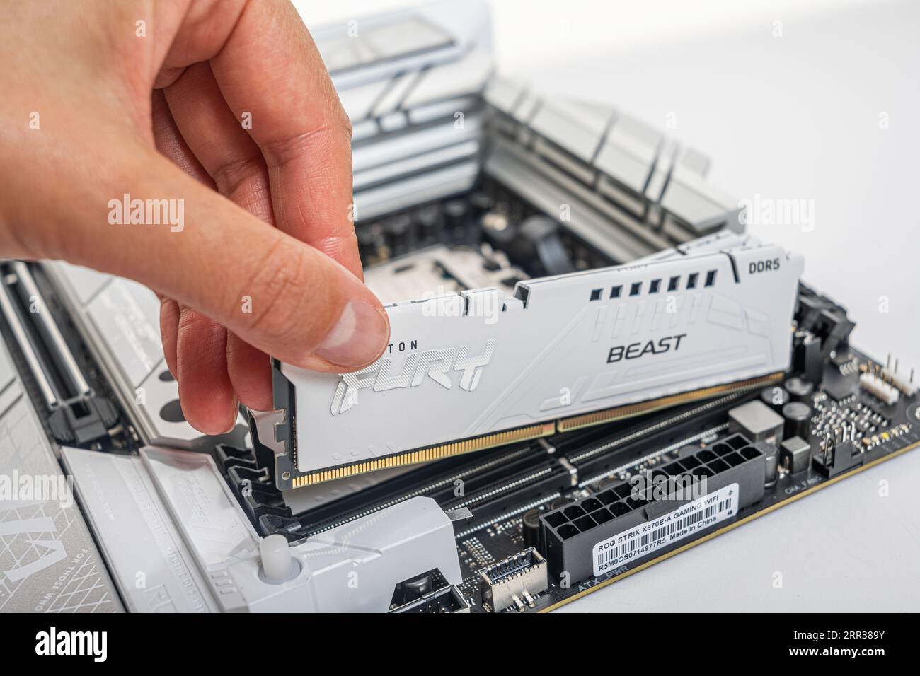 Installing DDR5 RAM Kingston Fury DDR56000 Beast AM5 on the