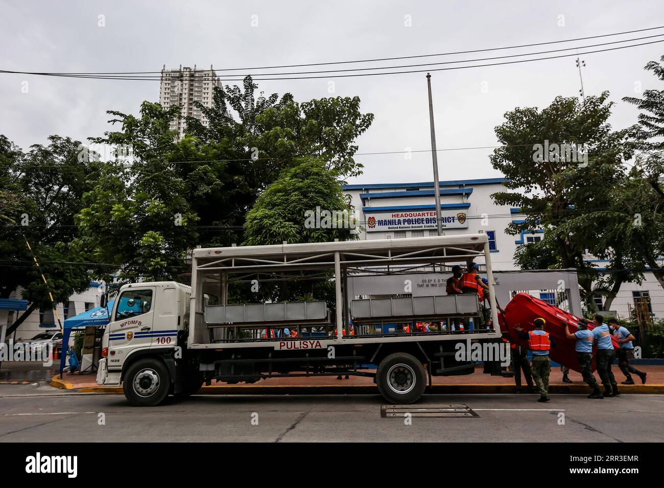 201101 -- MANILA, Nov. 1, 2020 -- Members of the Manila Police District Mobile Force Battalion of the Philippine National Police PNP board a truck as they are deployed to evacuate residents in coastal areas due to the heavy rains and strong winds from typhoon Goni in Manila, the Philippines, on Nov. 1, 2020. Between 19 to 31 million people in the Philippines, about a quarter of the country s population, could be affected by Super Typhoon Goni, the country s disaster body said on Sunday.  PHILIPPINES-TYPHOON GONI-POLICE RESPONSE RouellexUmali PUBLICATIONxNOTxINxCHN Stock Photo