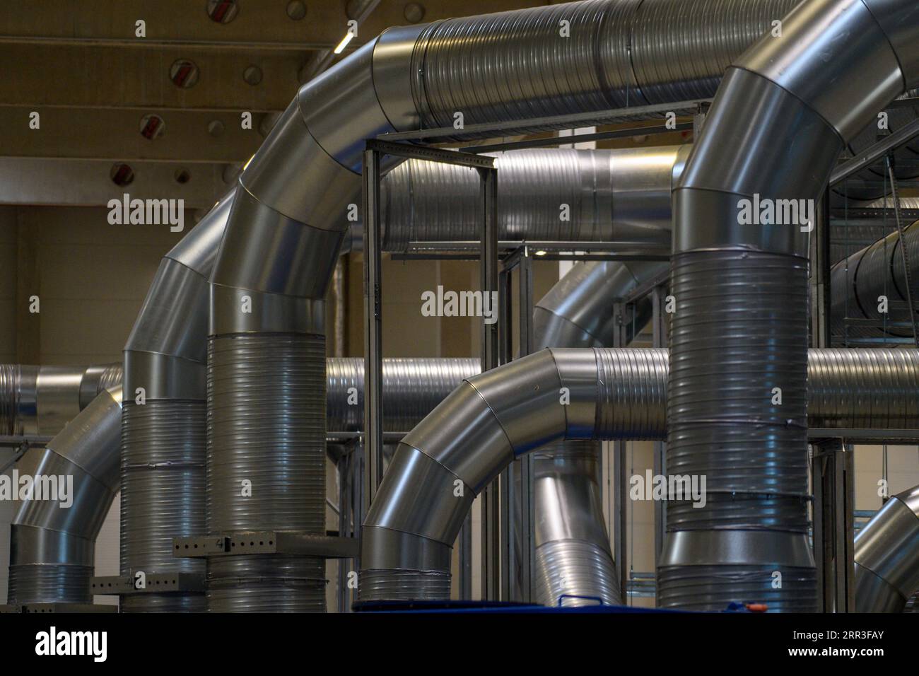 06 September 2023, SaxonyAnhalt, Sülzetal Exhaust pipes lead through a hall of the company "Li
