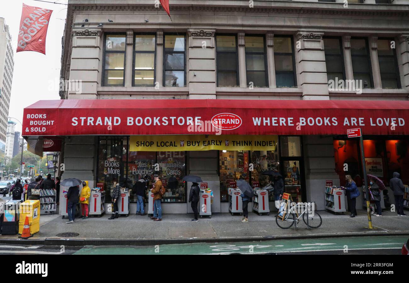 201102 -- NEW YORK, Nov. 2, 2020 -- Customers line up to buy books at Strand bookstore in New York, the United States, on Nov. 1, 2020. Customers rush to help New York s Strand bookstore after the owner s plea for public help. The bookstore recently shared a message online that it was on the verge of closing due to the COVID-19 pandemic.  U.S.-NEW YORK-STRAND BOOKSOTRE-CALL FOR HELP WangxYing PUBLICATIONxNOTxINxCHN Stock Photo