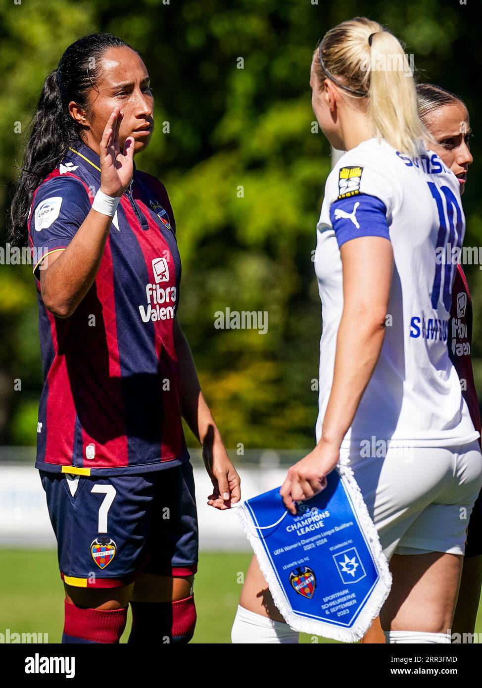 Enschede, Netherlands. 06th Sep, 2023. ENSCHEDE, NETHERLANDS - SEPTEMBER 6: Mayra Ramirez of Levante UD and Betsy Hassett of Stjarnan shake hands during the UEFA Women's Champions League LP Group 1 Semi Final match between Levante UD and Stjarnan at the Sportpark Schreurserve on September 6, 2023 in Enschede, Netherlands (Photo by Rene Nijhuis/BSR Agency) Credit: BSR Agency/Alamy Live News Stock Photo