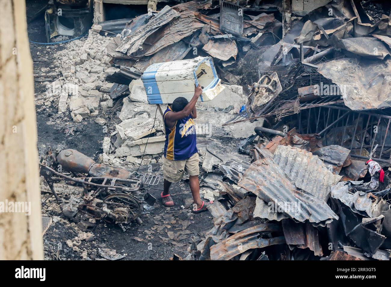 201103 -- MANILA, Nov. 3, 2020 -- A resident carries his belongings after a fire at a residential area in Manila, the Philippines, on Nov. 3, 2020.  PHILIPPINES-MANILA-FIRE-AFTERMATH RouellexUmali PUBLICATIONxNOTxINxCHN Stock Photo